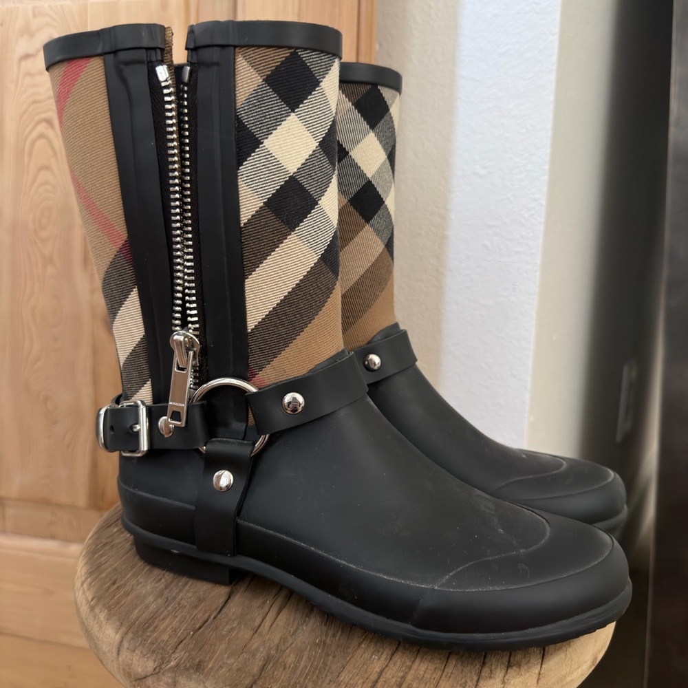 Black & Tan Burberry Plaid Men’s Rain Boots with Harness Detail - Picture 4 of 5